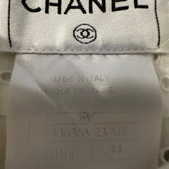 A CHANEL SHORT SLEEVE EYELET WHITE BLOUSE - Picture 6 of 10
